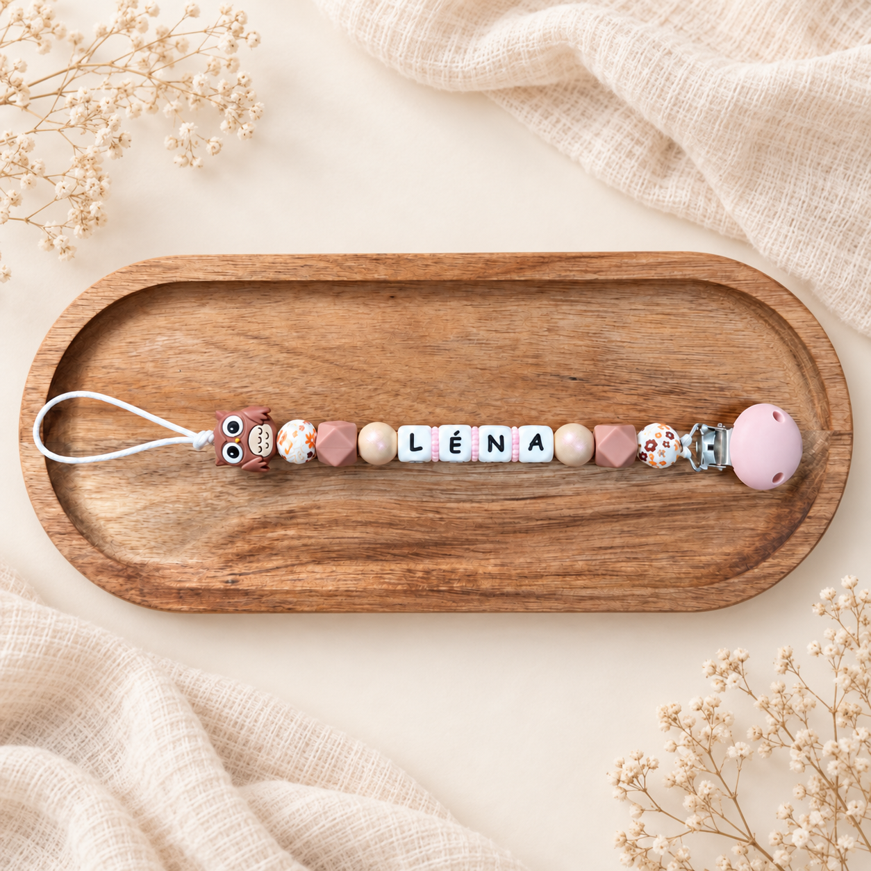 Attache-tétine personnalisée avec perles rose poudré et décoration chouette