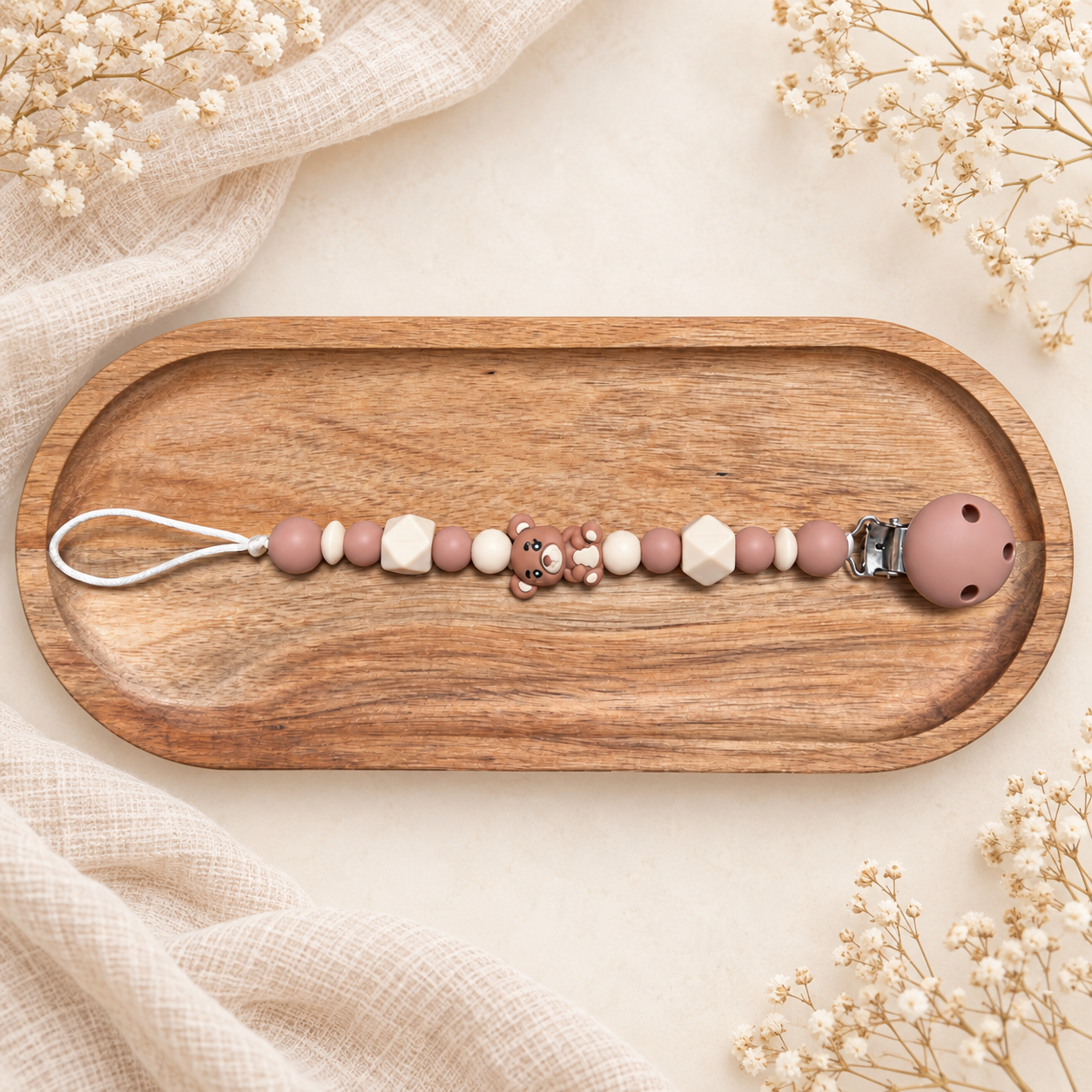 Attache-tétine personnalisée avec perles rose poudré et petit ourson